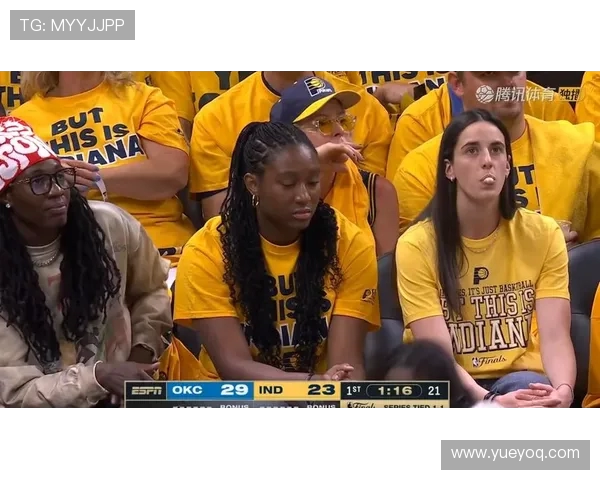 布克杰伦格林等NBA球星现场观战WNBA 支持同城球队激战 布克杰伦格林等NBA球星现场观战WNBA 支持同城球队激战